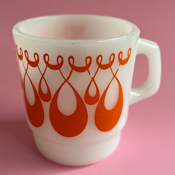 Vintage fireking milk glass mug with vintage orange swirl design - Picture 2 of 6